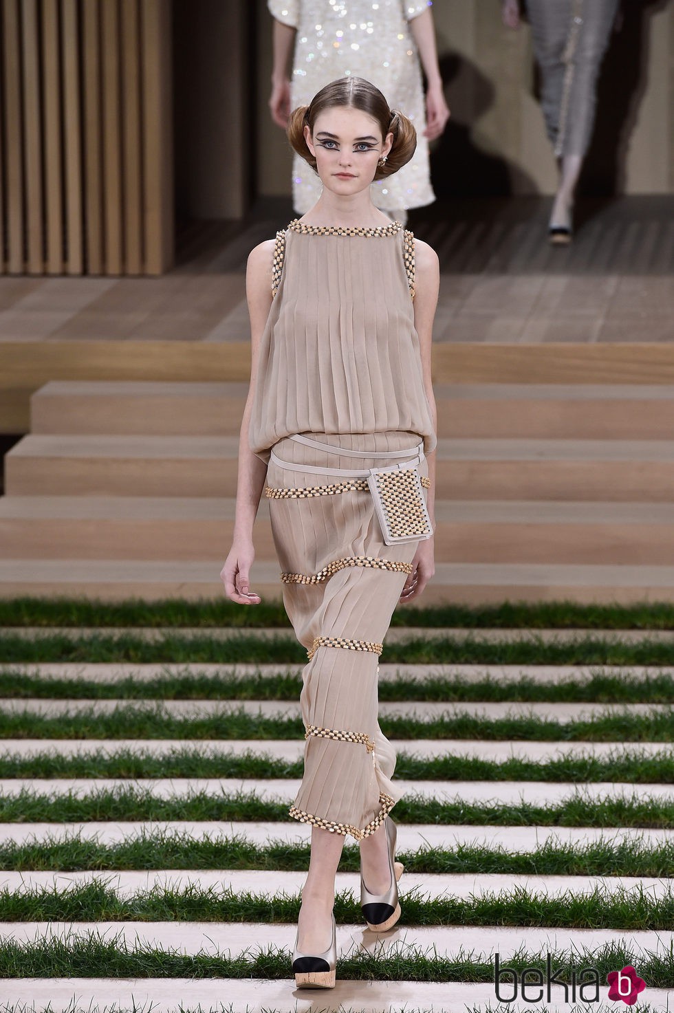 Vestido crudo con cadenas doradas de Chanel en la Semana de la Alta Costura de París primavera/verano 2016