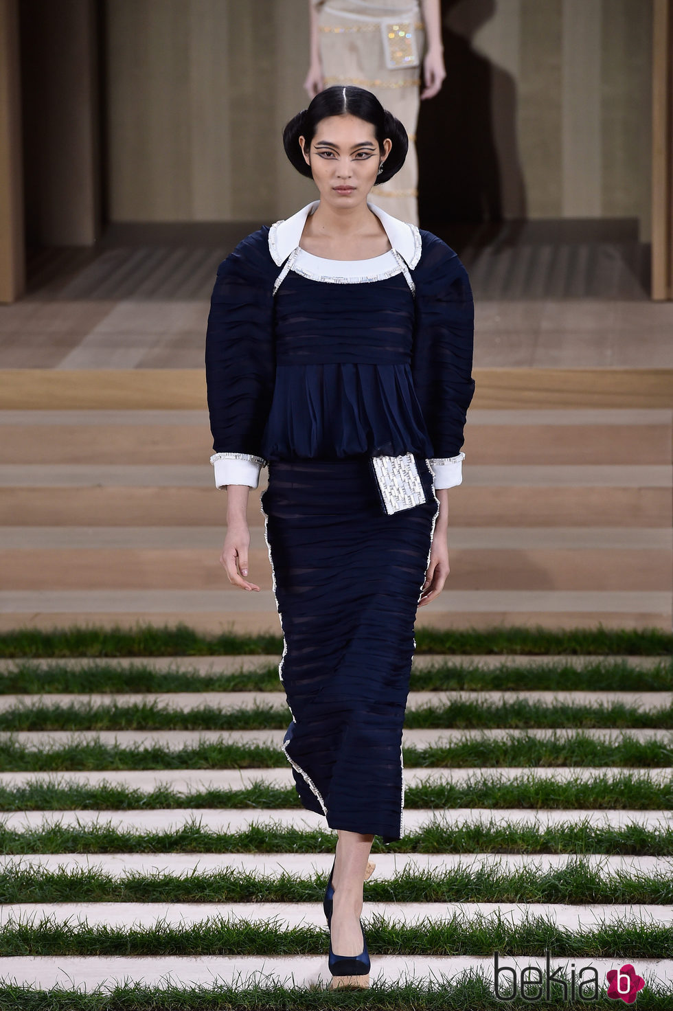 Vestido azul marino abultado de Chanel en la Semana de la Alta Costura de París primavera/verano 2016