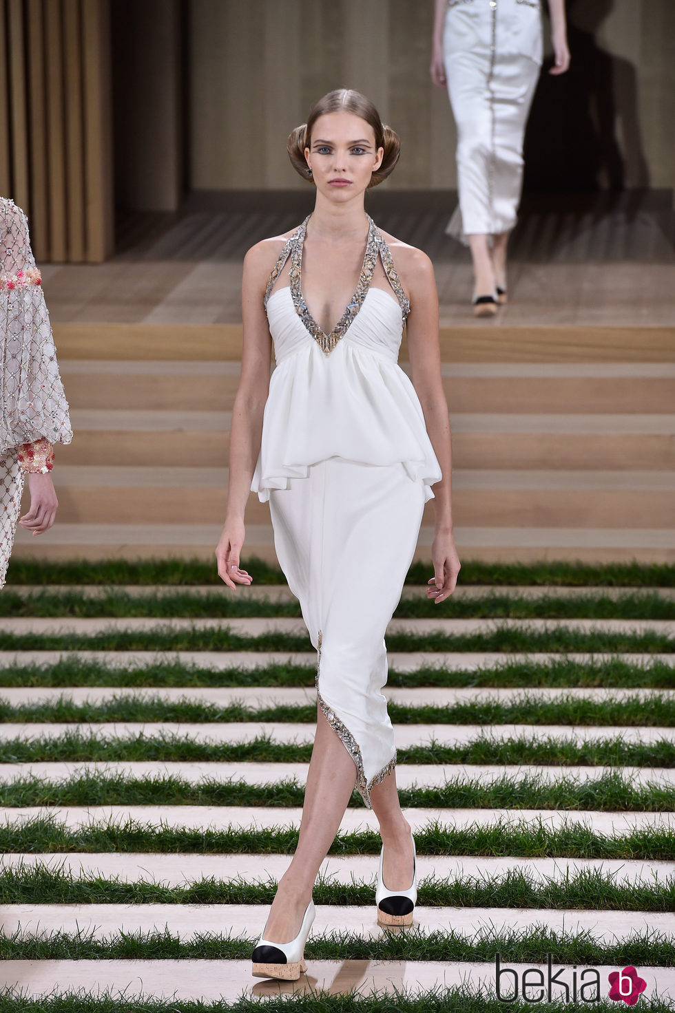 Vestido blanco asimétrico con detalles brillantes de Chanel en la Semana de la Alta Costura de París primavera/verano 2016