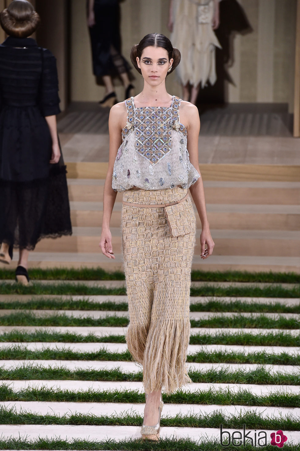 Conjunto nude y gris y falda de esparto de Chanel en la Semana de la Alta Costura de París primavera/verano 2016