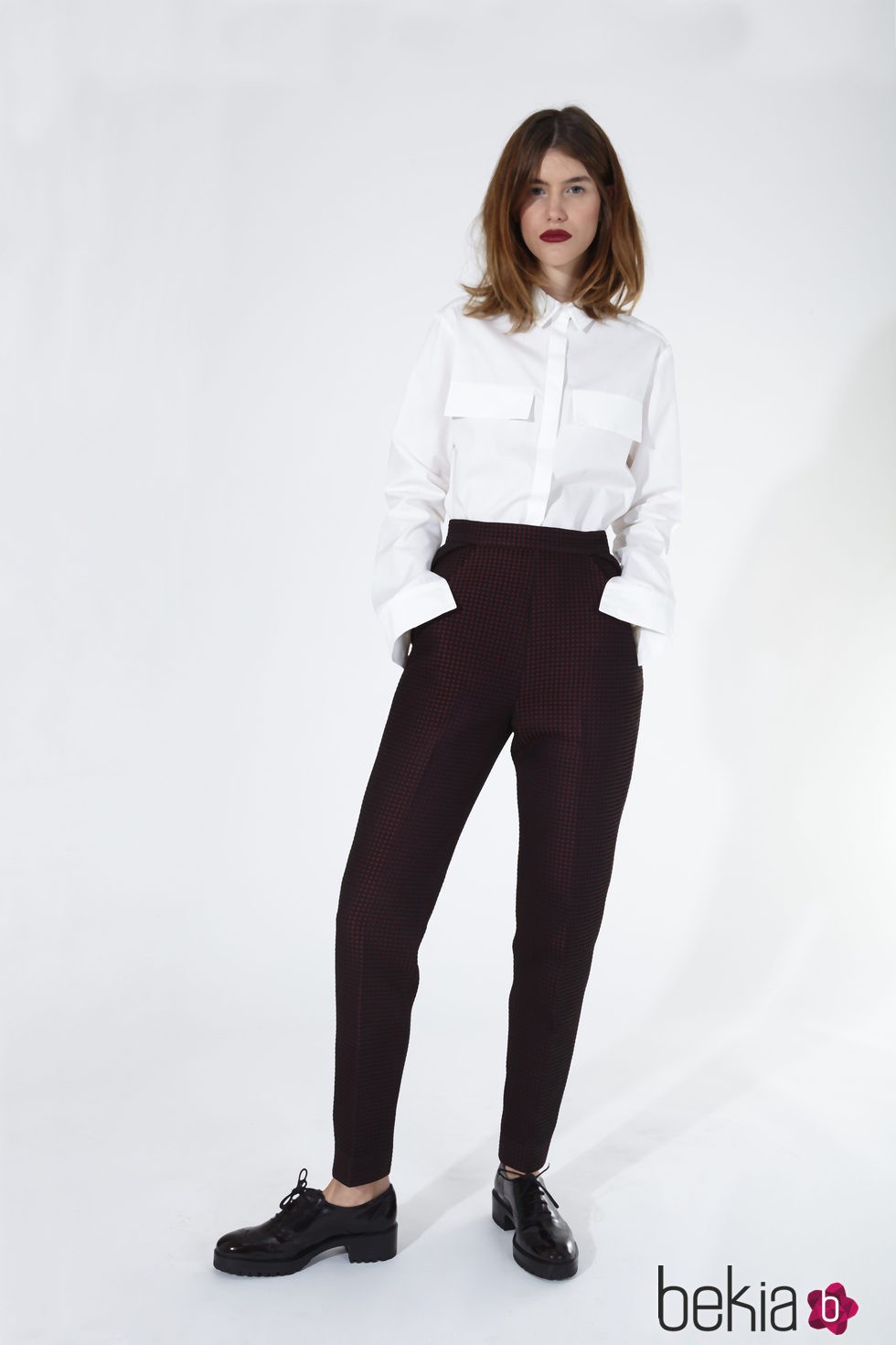 Camisa blanca y pantalones ajustados negros de 2nd LAB by 2nd Skin para primavera/verano 2016