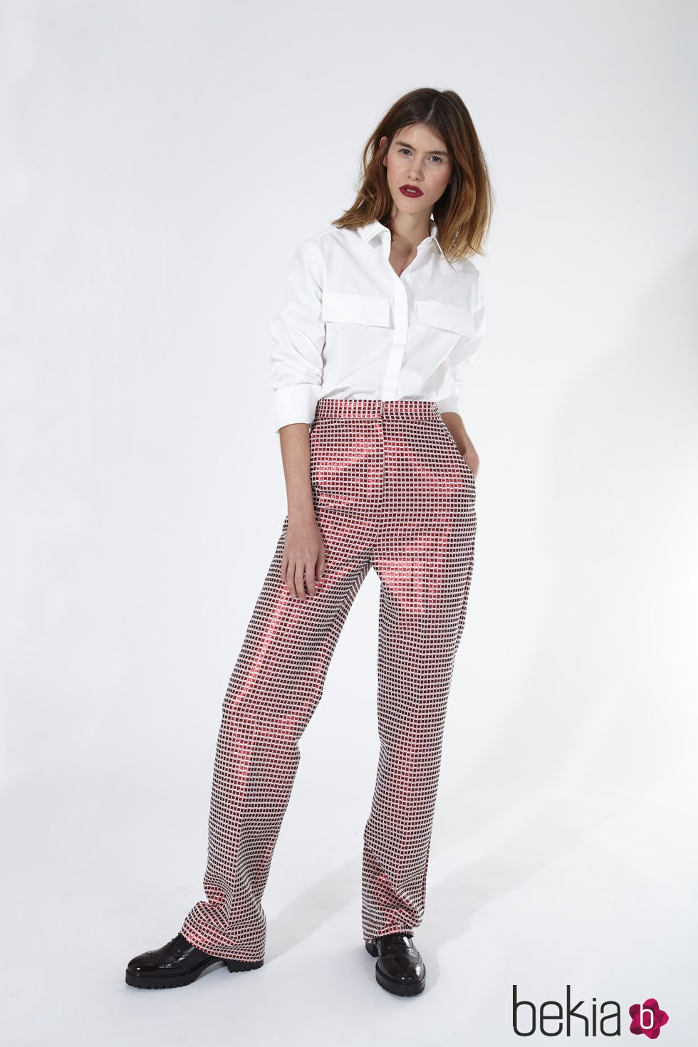 Pantalones con lentejuelas rojas y camisa blanca de 2nd LAB by 2nd Skin para primavera/verano 2016