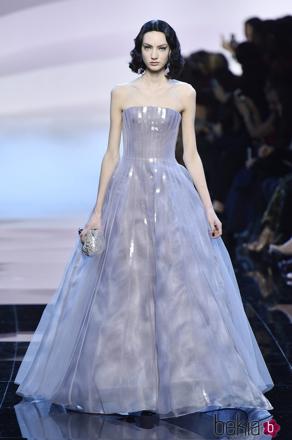 Vestido corte princesa violeta de Armani en la Semana de la Moda de Alta Costura de París primavera/verano 2016