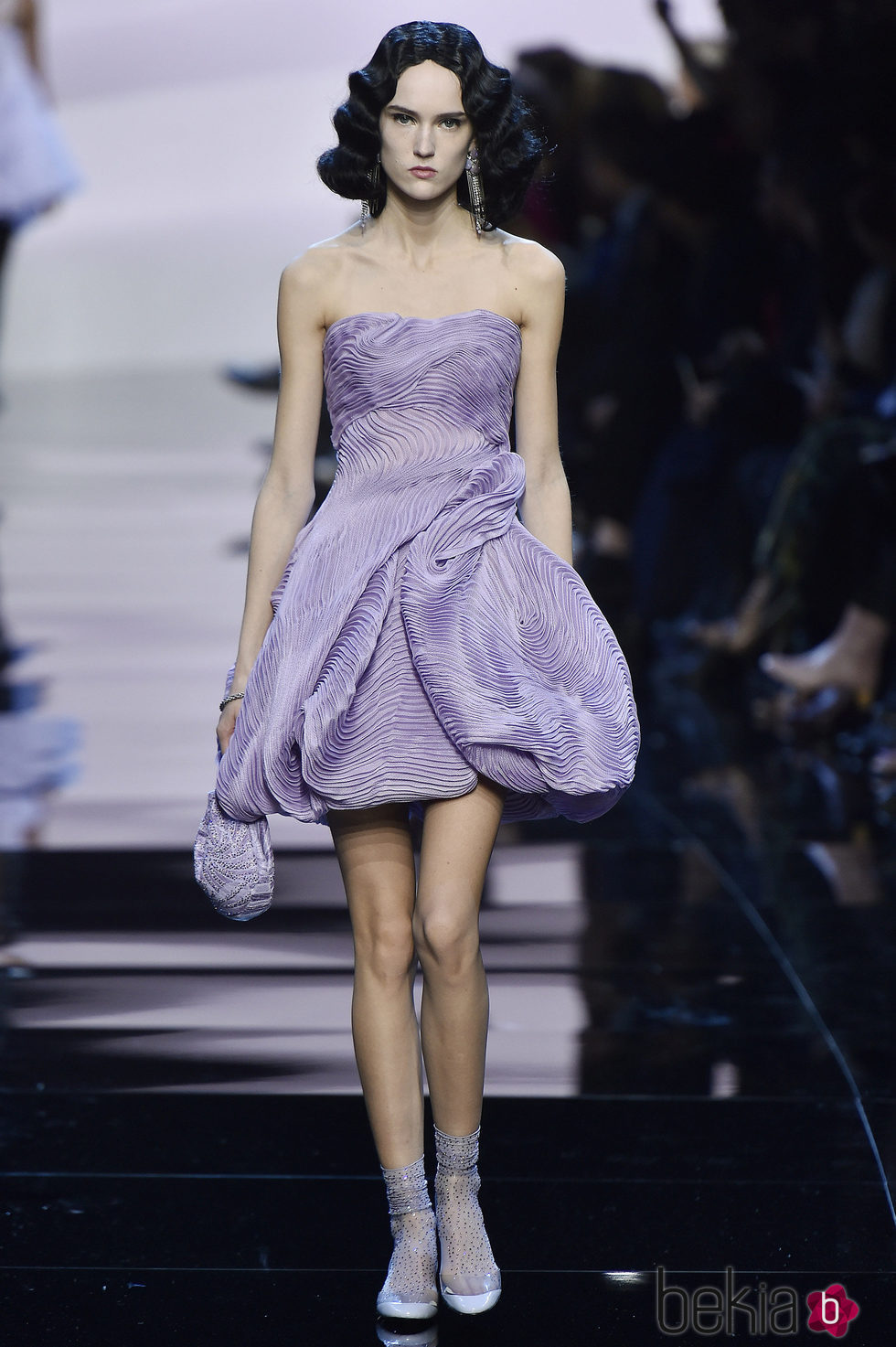 Vestido corto asimétrico violeta de Armani en la Semana de la Moda de Alta Costura de París primavera/verano 2016