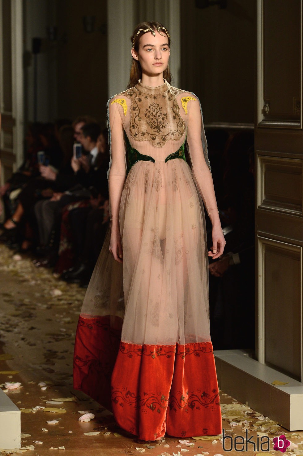 Vestido con transparencias y terciopelo rojo de Valentino en la Semana de la Alta Costura de París primavera/verano 2016