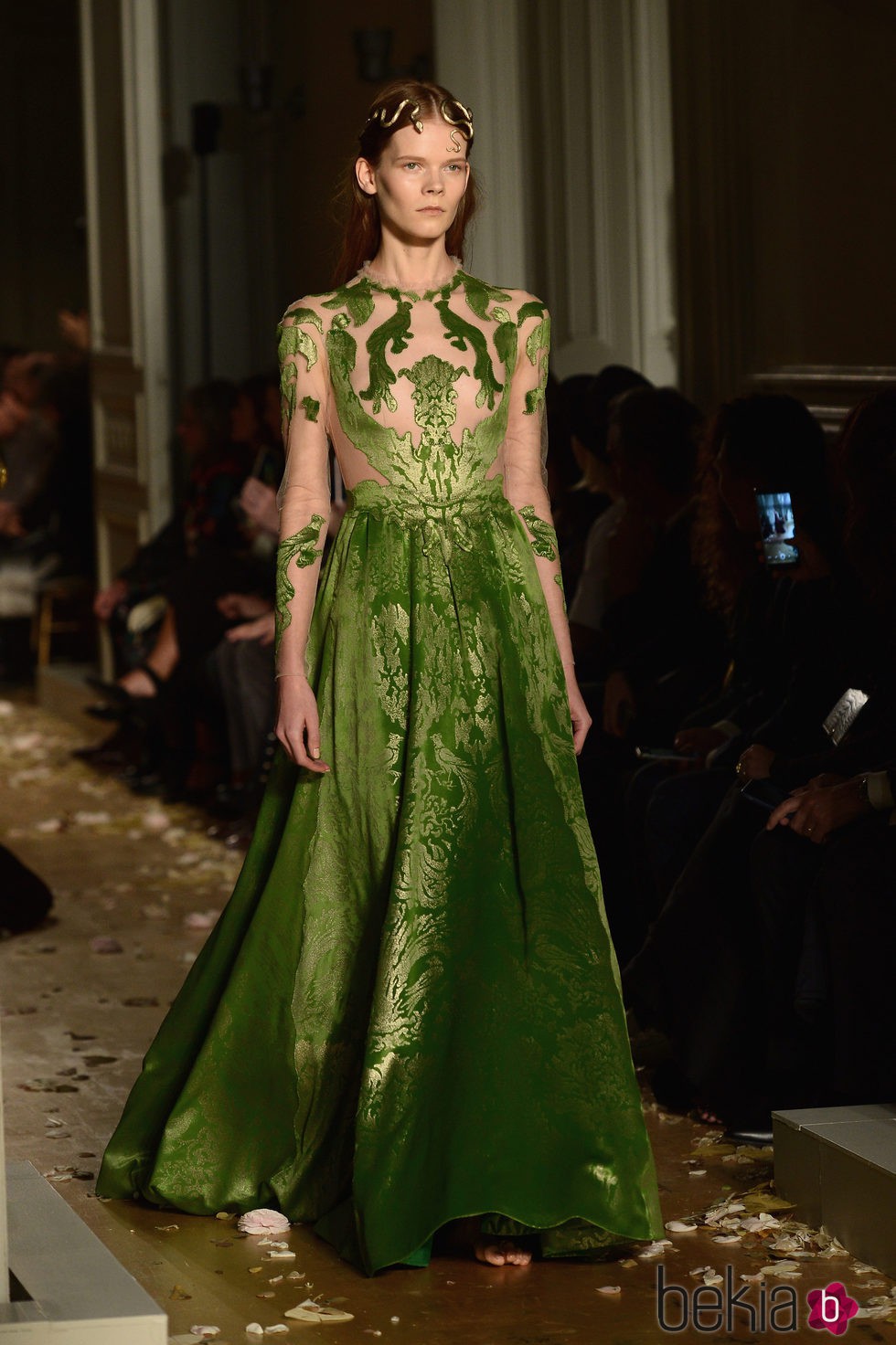 Vestido con estampado vegetal en verde esmeralda de Valentino en la Semana de la Alta Costura de París primavera/verano 2016