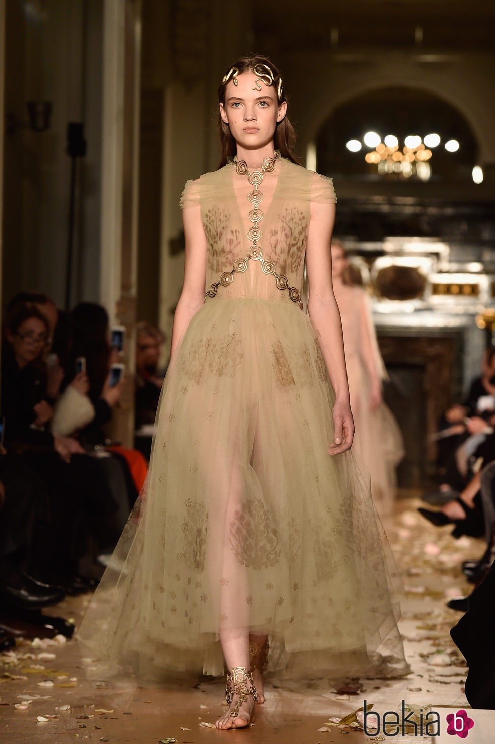 Vestido de tul nude con motivos vegetales y accesorios dorados de Valentino en la Semana de la Alta Costura de París primavera/verano 2016