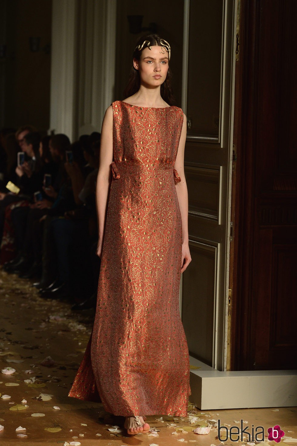 Vestido recto con bordados vegetales en dorado de Valentino en la Semana de la Alta Costura de París primavera/verano 2016