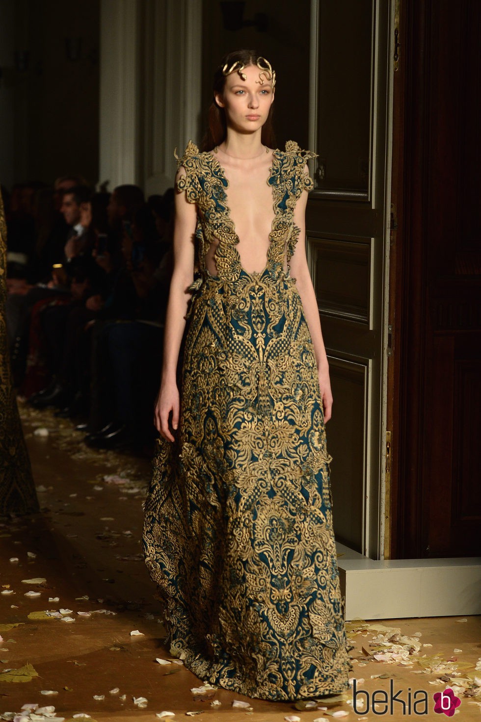 Vestido verde con tirantes vegetales dorados engarzados de Valentino en la Semana de la Alta Costura de París primavera/verano 2016