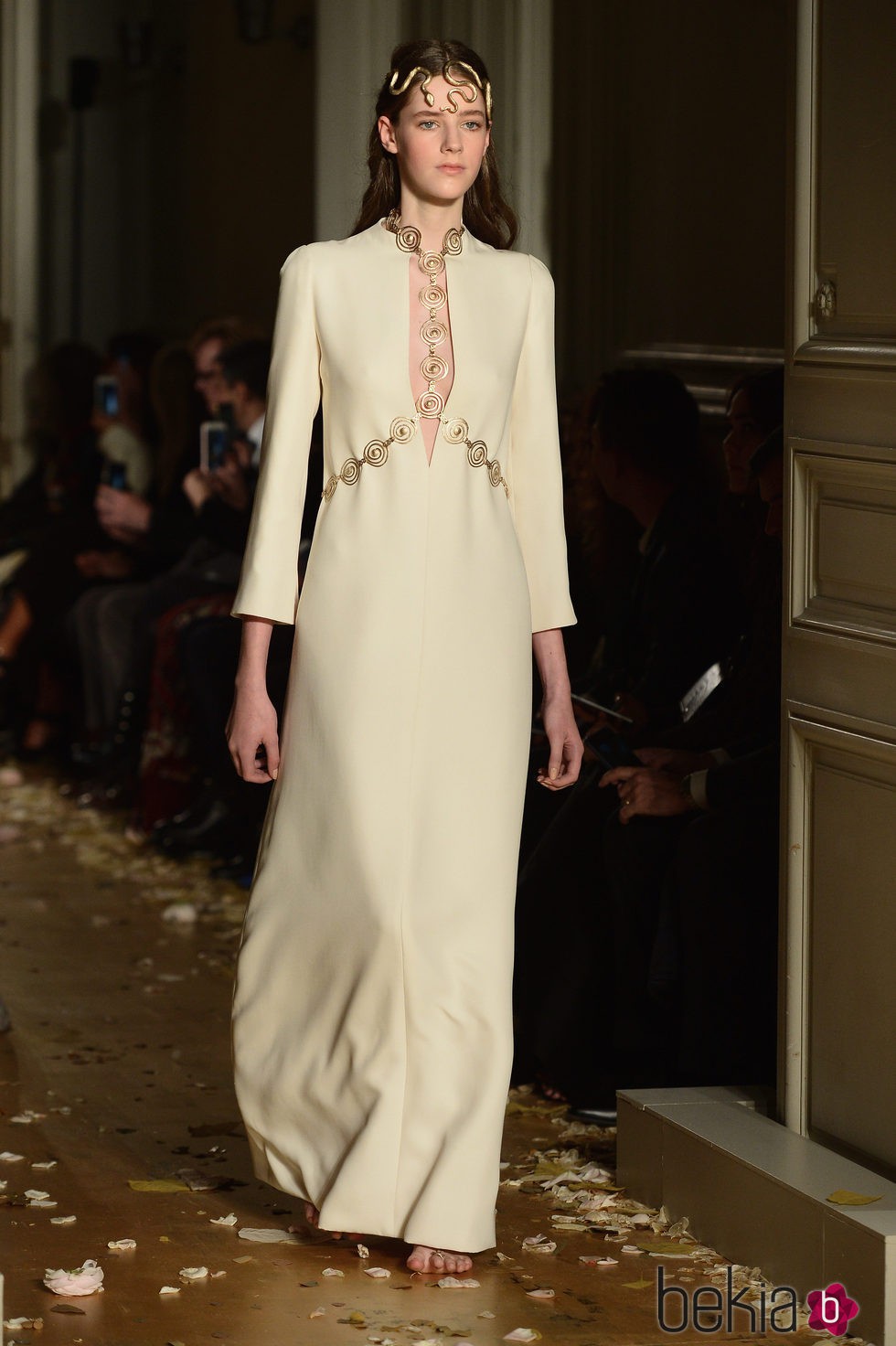 Vestido blanco liso con abertura en el pecho de Valentino en la Semana de la Alta Costura de París primavera/verano 2016