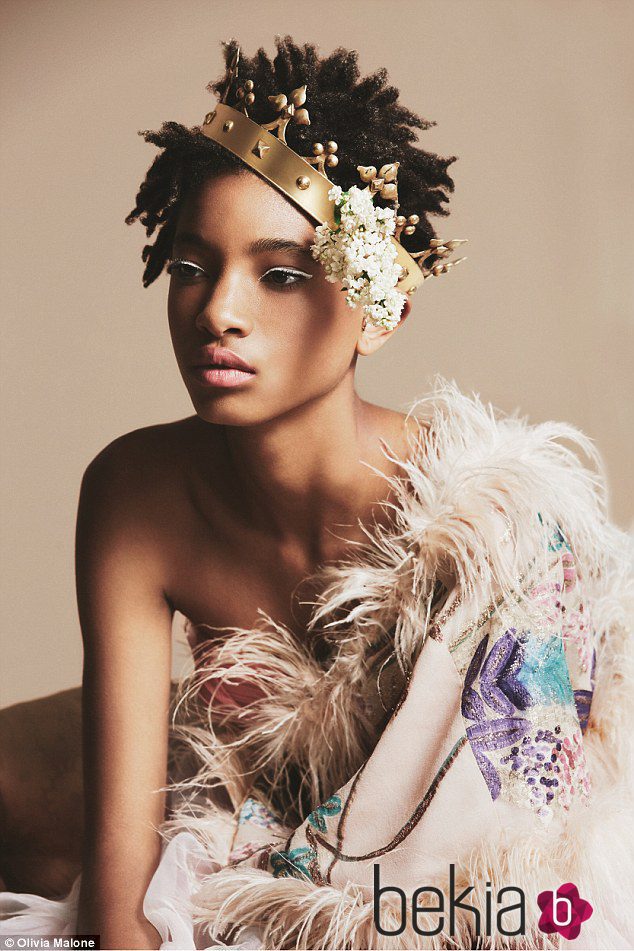 Willow Smith con corona dorada y mantón con bordados vegetales y pelo de la colección cápsula diseñada por ella para Stance Socks