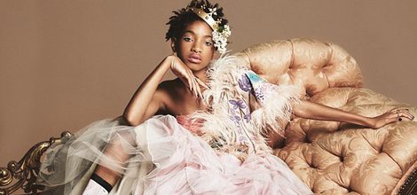 Willow Smith con falda de tul con capas y corona dorada de Stance Socks