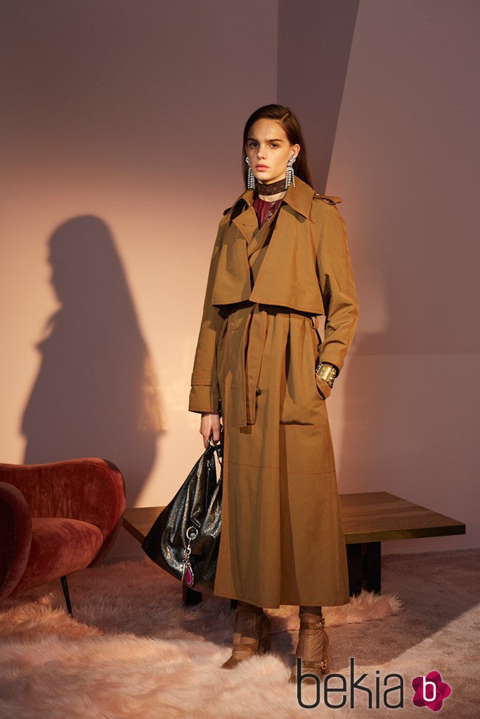 Abrigo oversize en clave trench en ocre de Lanvin