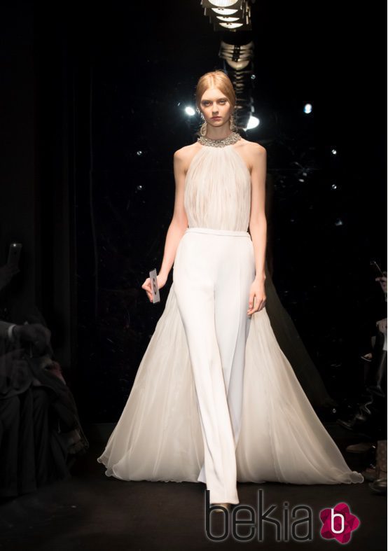 Conjunto dos piezas con pantalones lisos y cuerpo de tul con espalda escotada de Stephane Rolland