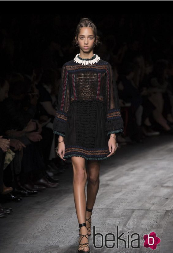 Vestido corto negro de manga larga en estilo étinico de Valentino