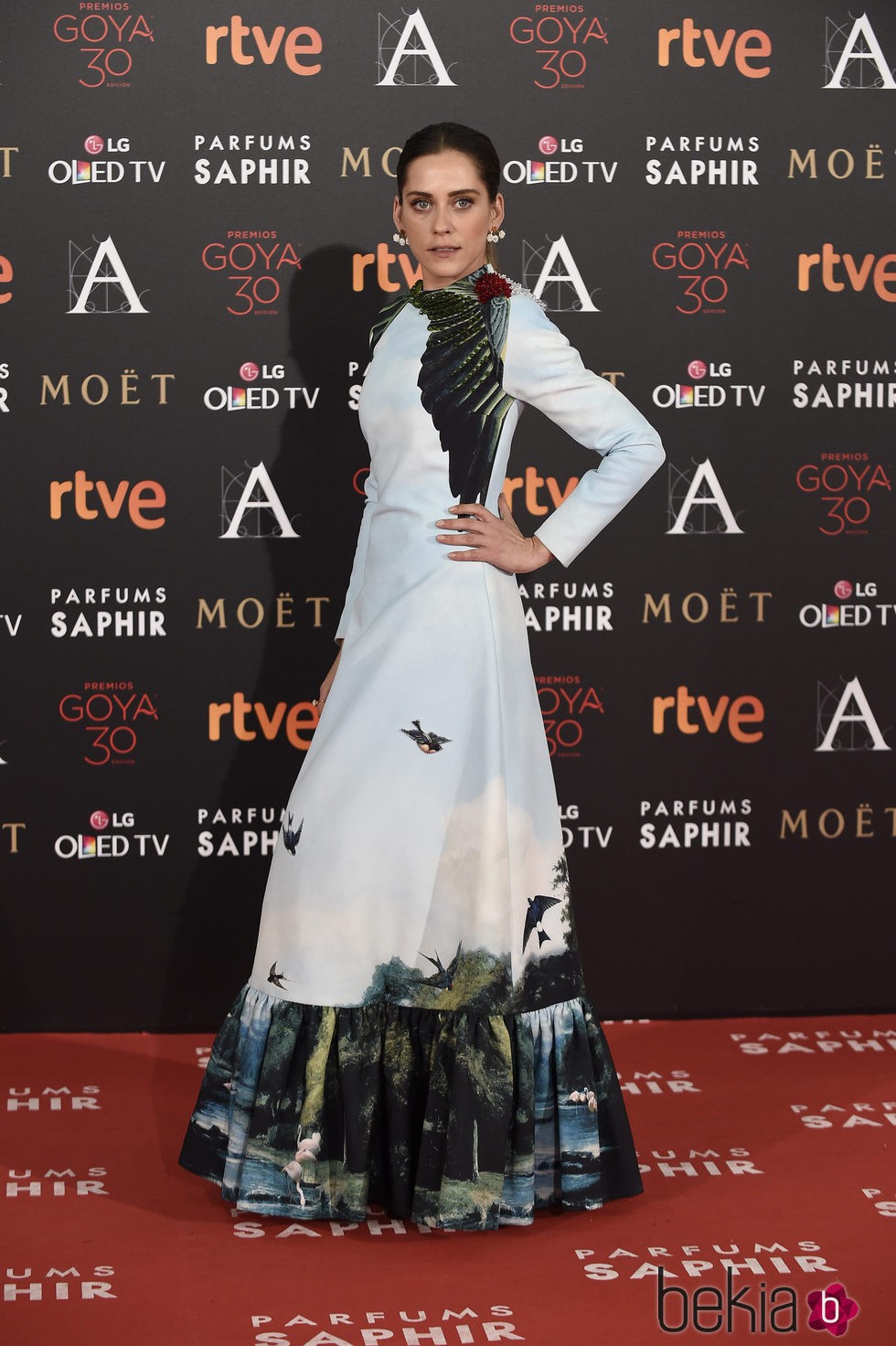 María León con vestido de Leandro Cano en la alfombra roja de los Premios Goya 2016