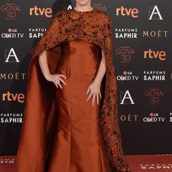 Nora Navas con vestido de Margara Hernández en la alfombra roja de los Premios Goya 2016