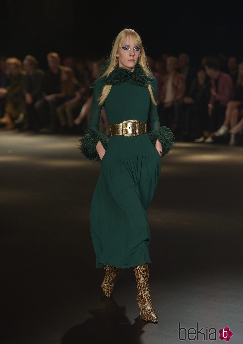 Vestido verde con plumas y botas animal print de Saint Laurent otoño/invierno 2016/2017