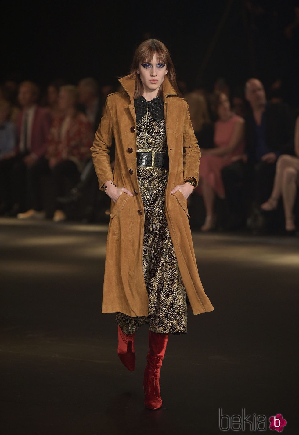 Trench ante con botas terciopelo y vestido animal print de Saint Laurent otoño/invierno 2016/2017