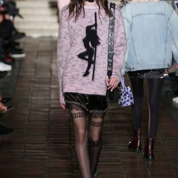 Jersey rosa con silueta y botines de Alexander Wang en la New York Fashion Week para otoño/invierno 2016/2017