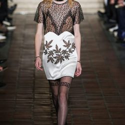 Vestido con estampado de hojas de marihuana de Alexander Wang en la New York Fashion Week para otoño/invierno 2016/2017