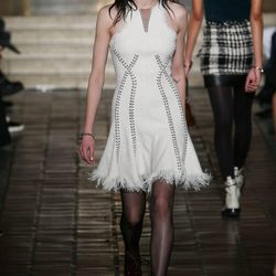 Vestido con flecos y detalles metalizados de Alexander Wang en la New York Fashion Week para otoño/invierno 2016/2017