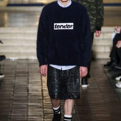 Jersey con mensaje y bermudas de Alexander Wang en la New York Fashion Week para otoño/invierno 2016/2017