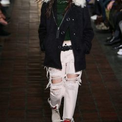 Abrigo y pantalones rotos de Alexander Wang en la New York Fashion Week para otoño/invierno 2016/2017