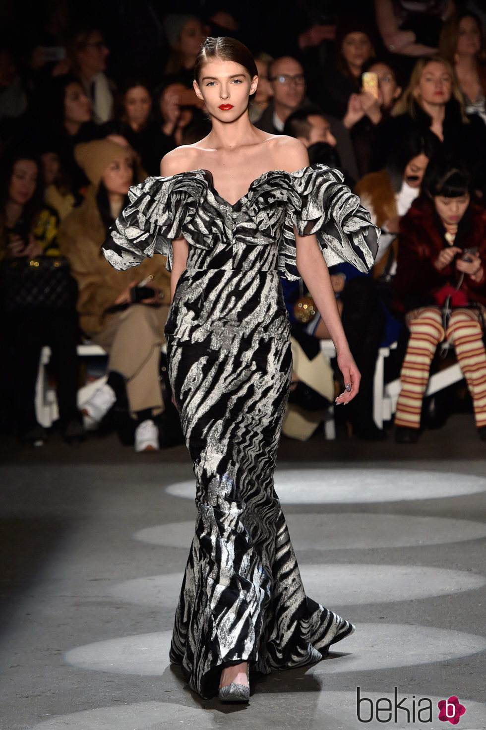 Vestido estampado y escote asimétrico de Christian Siriano en la Fashion Week de Nueva York para otoño/invierno 2016/2017