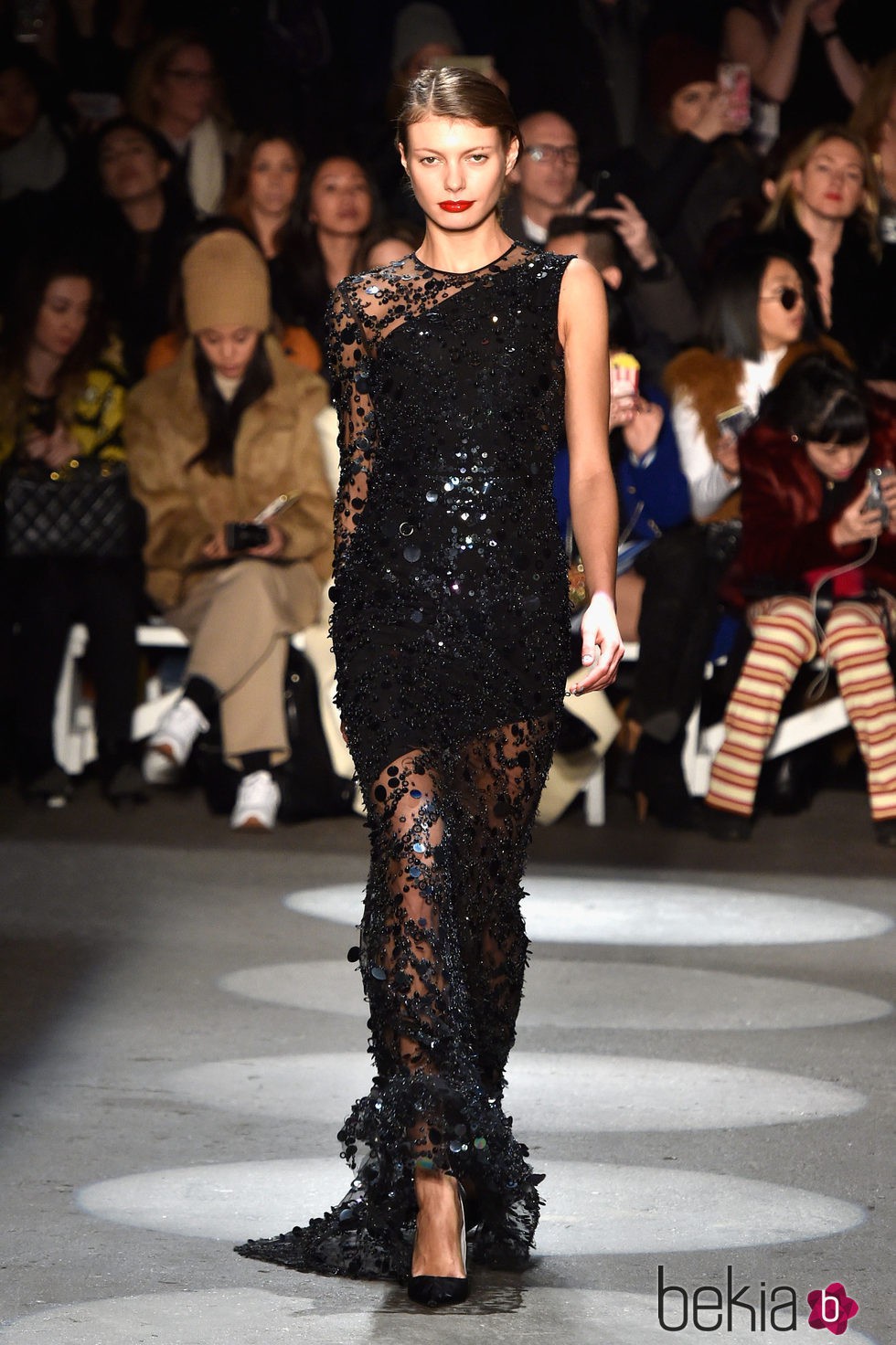 Vestido con transparencias y brillantes de Christian Siriano en la Fashion Week de Nueva York para otoño/invierno 2016/2017