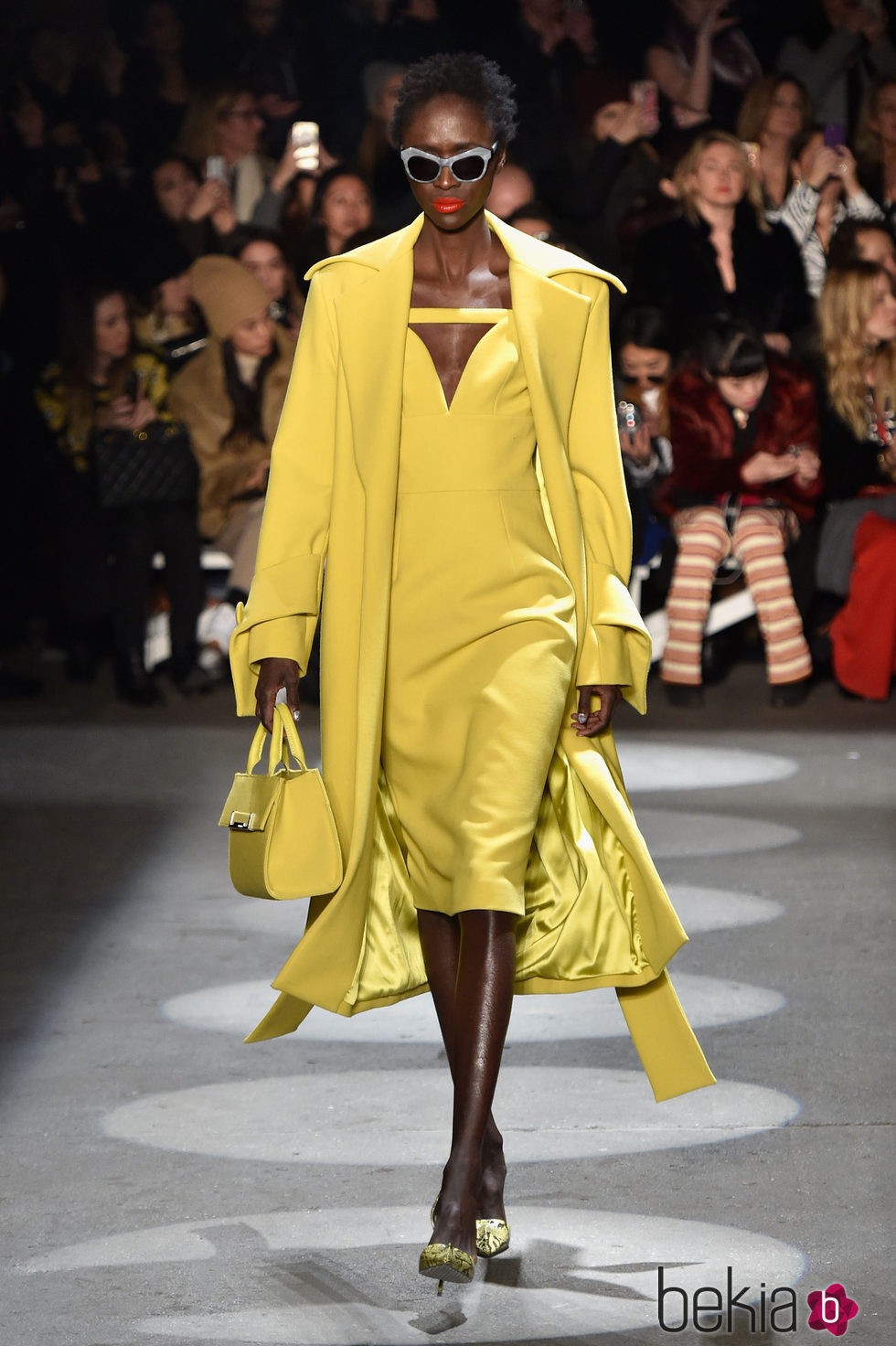 Vestido midi amarillo de Christian Siriano en la Fashion Week de Nueva York para otoño/invierno 2016/2017