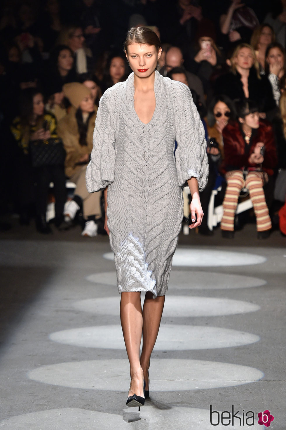 Vestido lana gris de Christian Siriano en la Fashion Week de Nueva York para otoño/invierno 2016/2017