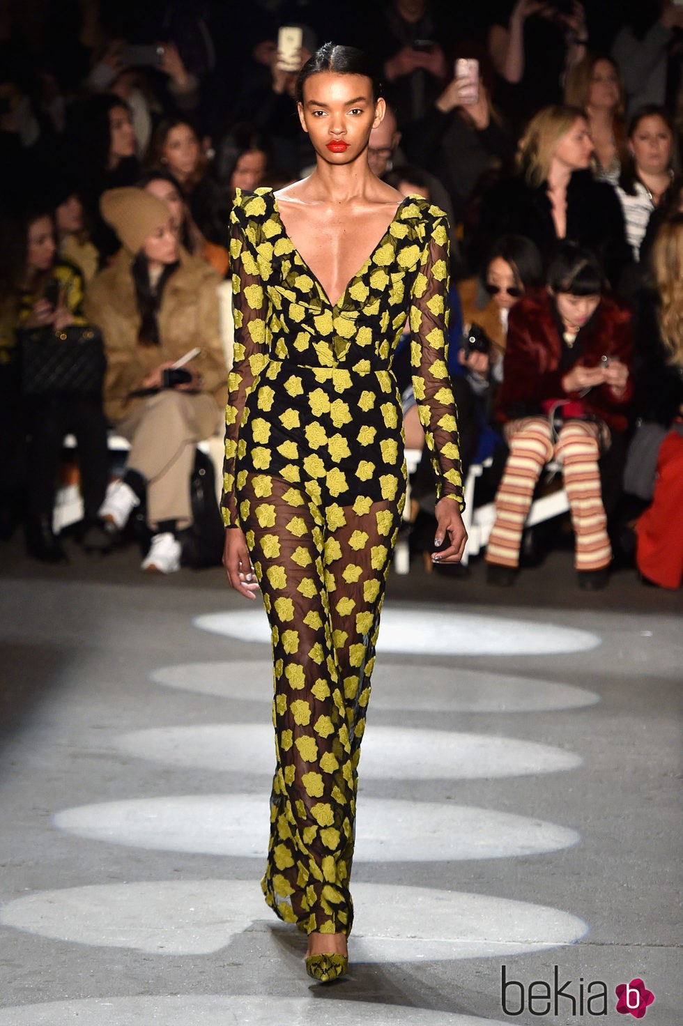 Vestido recto con estampado amarillo de Christian Siriano en la Fashion Week de Nueva York para otoño/invierno 2016/2017