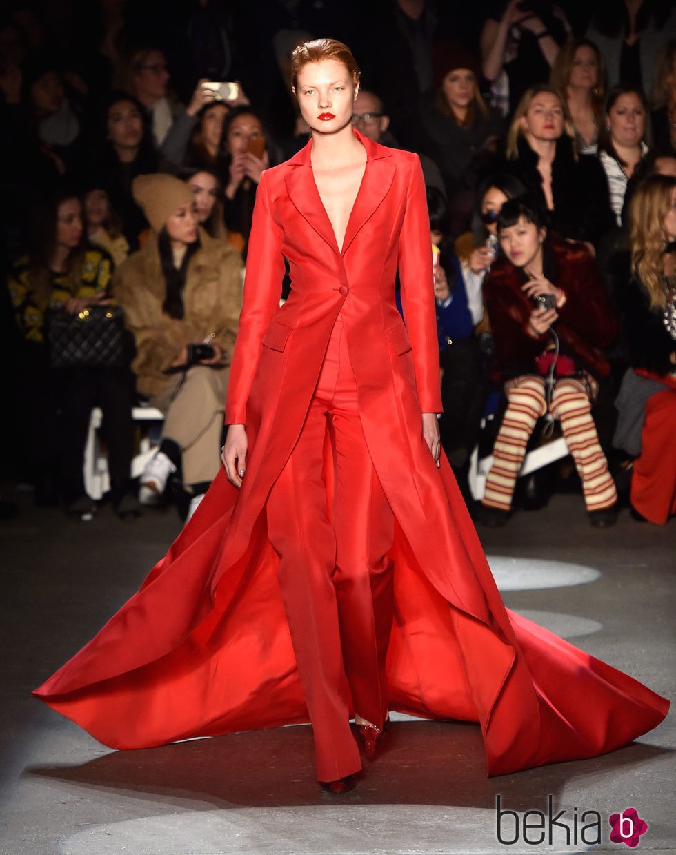 Abrigo efecto capa de Christian Siriano en la Fashion Week de Nueva York para otoño/invierno 2016/2017