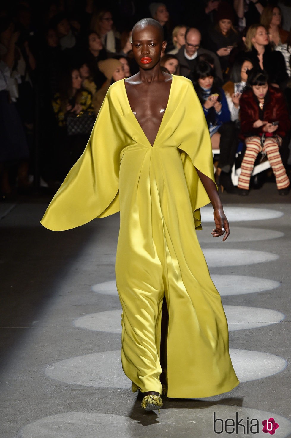 Vestido vaporoso amarillo de Christian Siriano en la Fashion Week de Nueva York para otoño/invierno 2016/2017