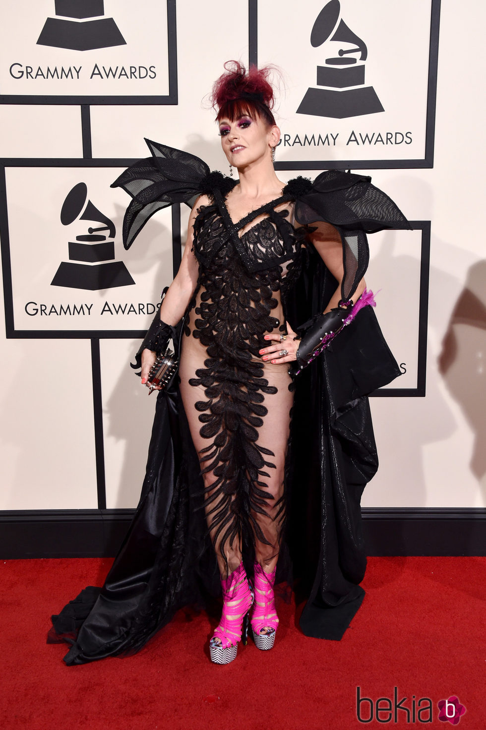 Jacqueline Van Bierk con un vestido de transparencias y hombreras pronunciadas en la alfombra roja de los Premios Grammy 2016.