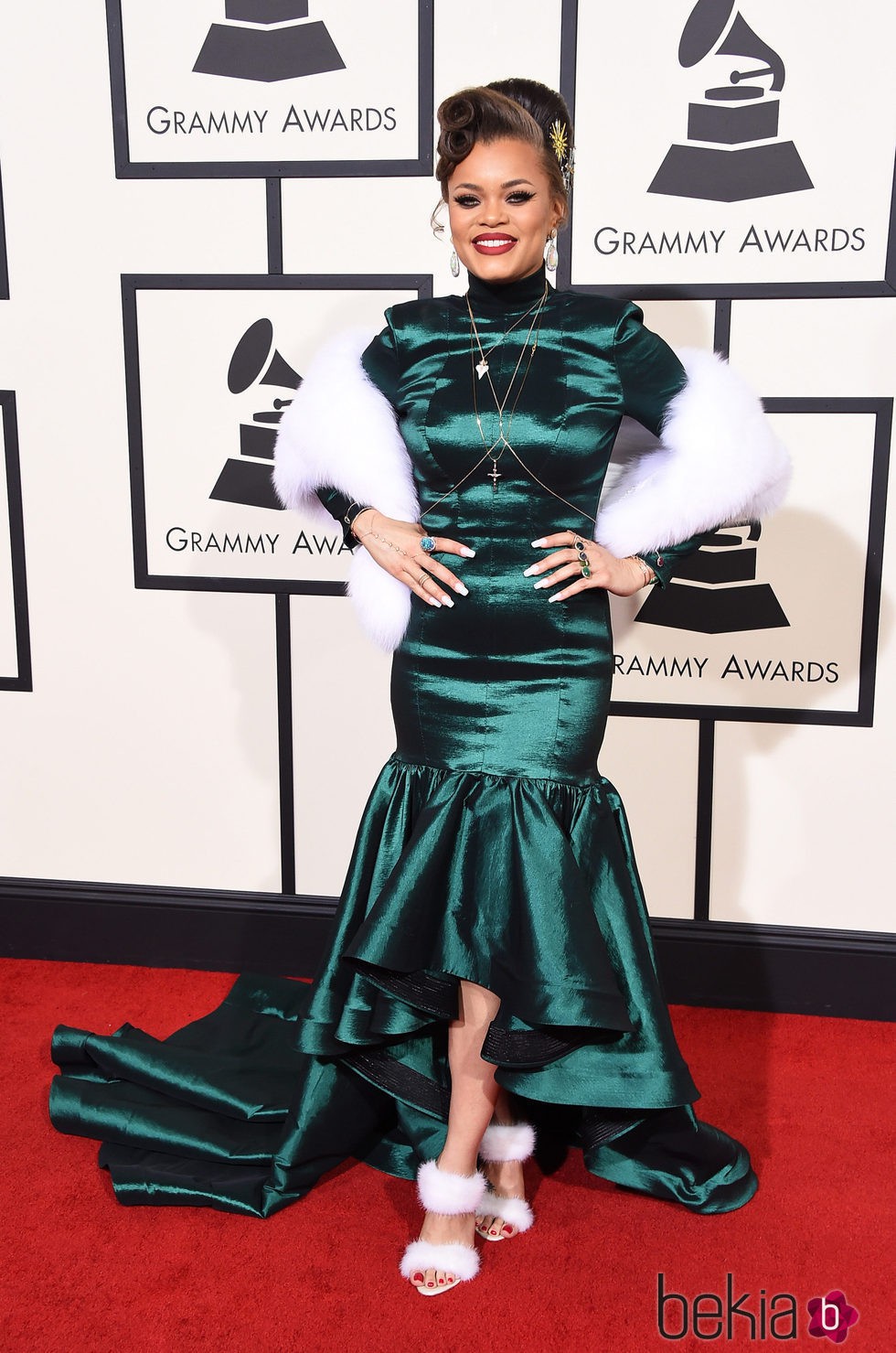 Andra Day con un vestido en verde satinado en la alfombra roja de los Premios Grammy 2016