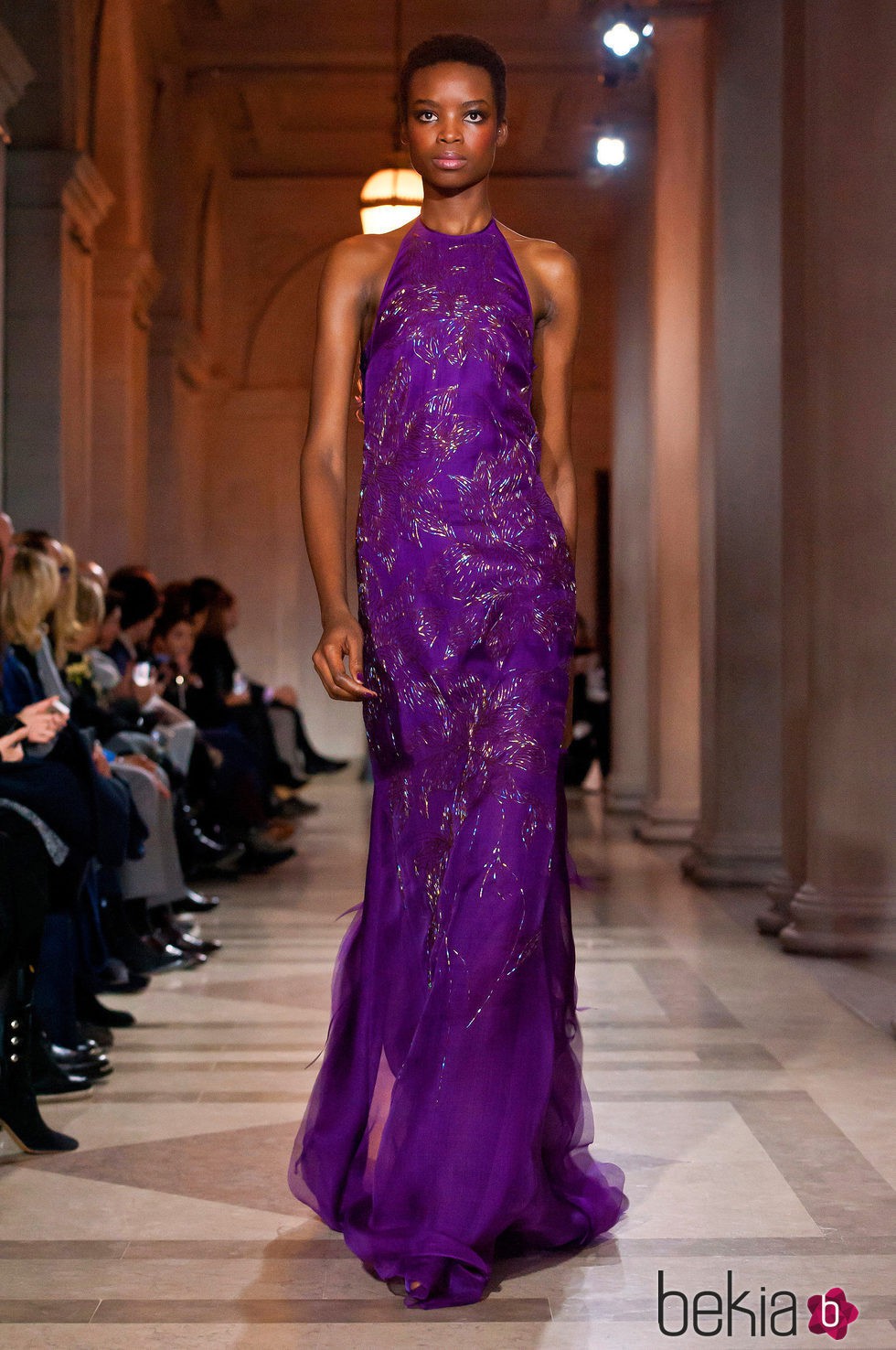 Vestido morado brillantes de Carolina Herrera en FW de Nueva York para otoño/invierno 2016/2017