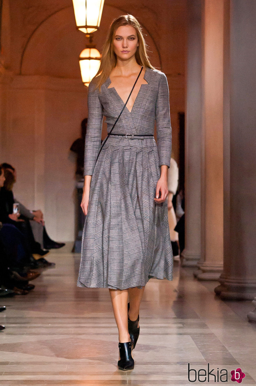 Karlie Kloss con vestido coctel gris de Carolina Herrera en FW de Nueva York para otoño/invierno 2016/2017