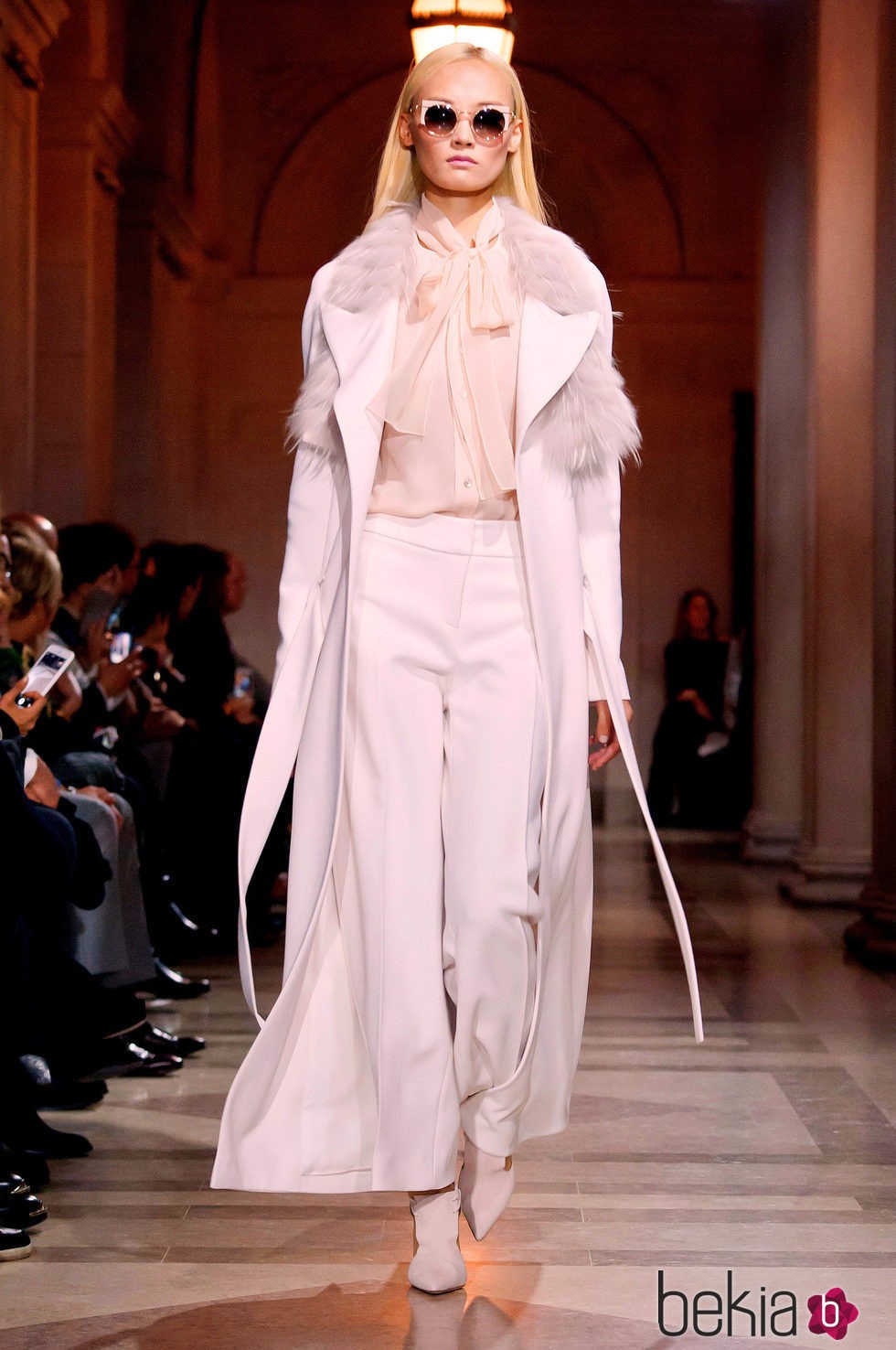 Conjunto blanco de Carolina Herrera en FW de Nueva York para otoño/invierno 2016/2017