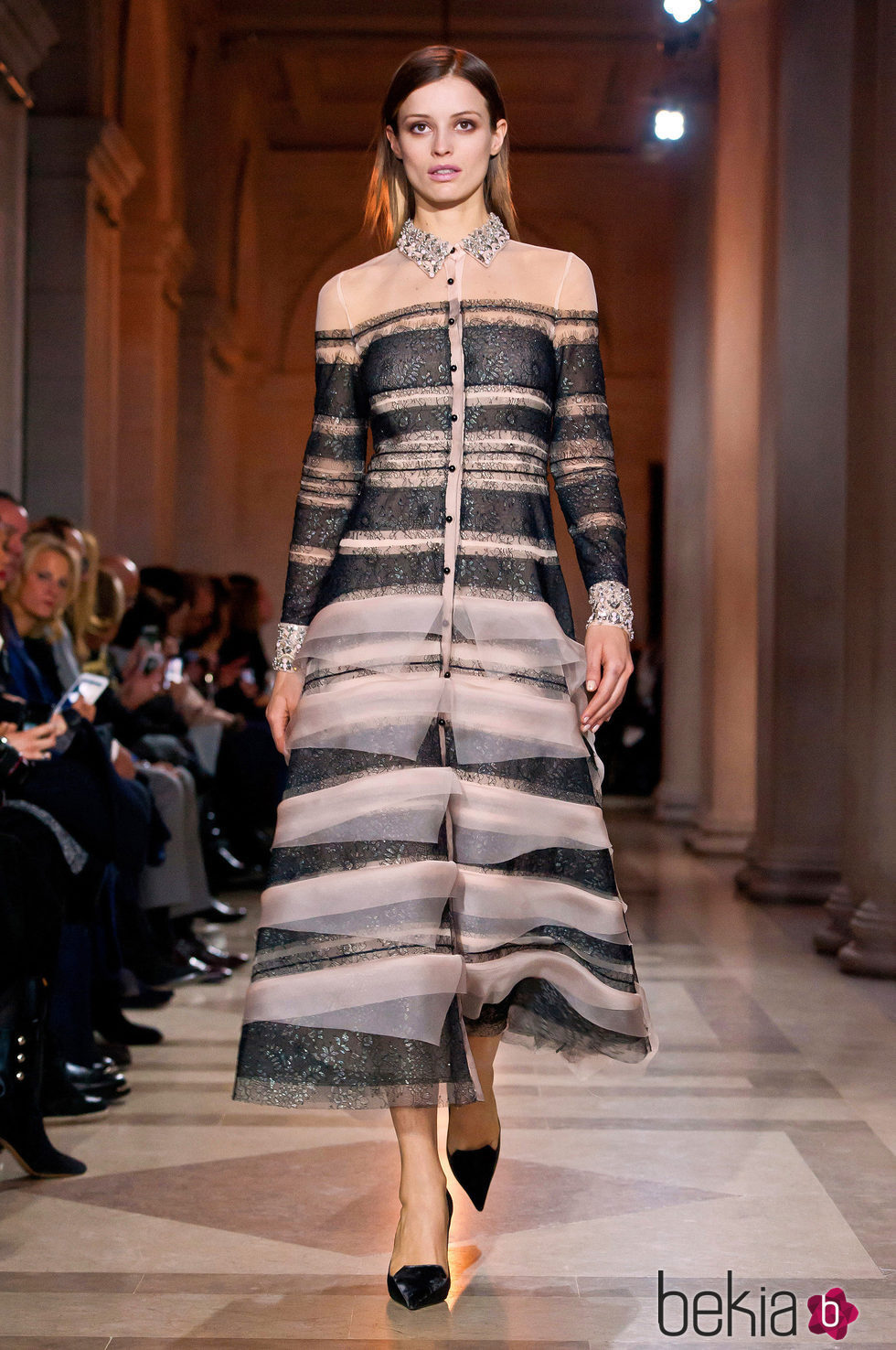 Vestido con superposición chantilly y nude de Carolina Herrera en FW de Nueva York para otoño/invierno 2016/2017