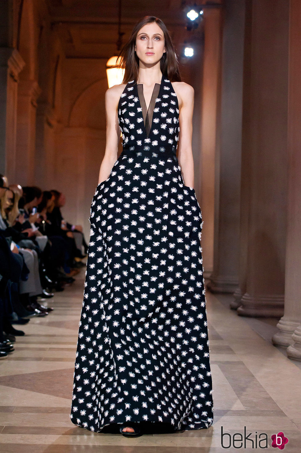 Vestido de topos de Carolina Herrera en FW de Nueva York para otoño/invierno 2016/2017