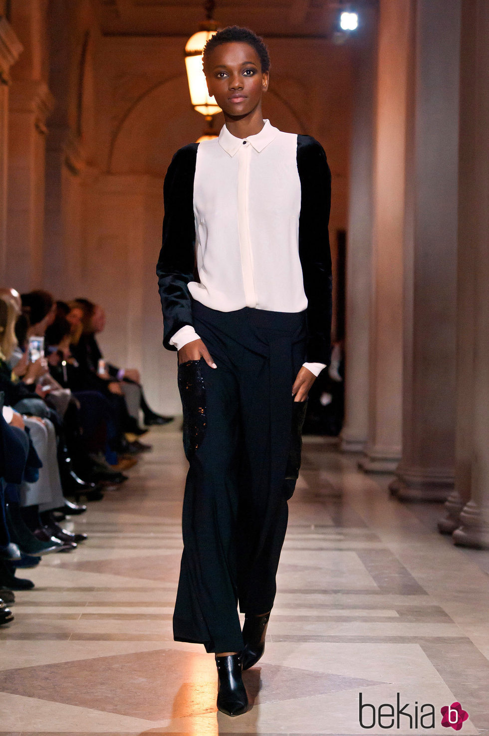 Traje femenino de Carolina Herrera en FW de Nueva York para otoño/invierno 2016/2017