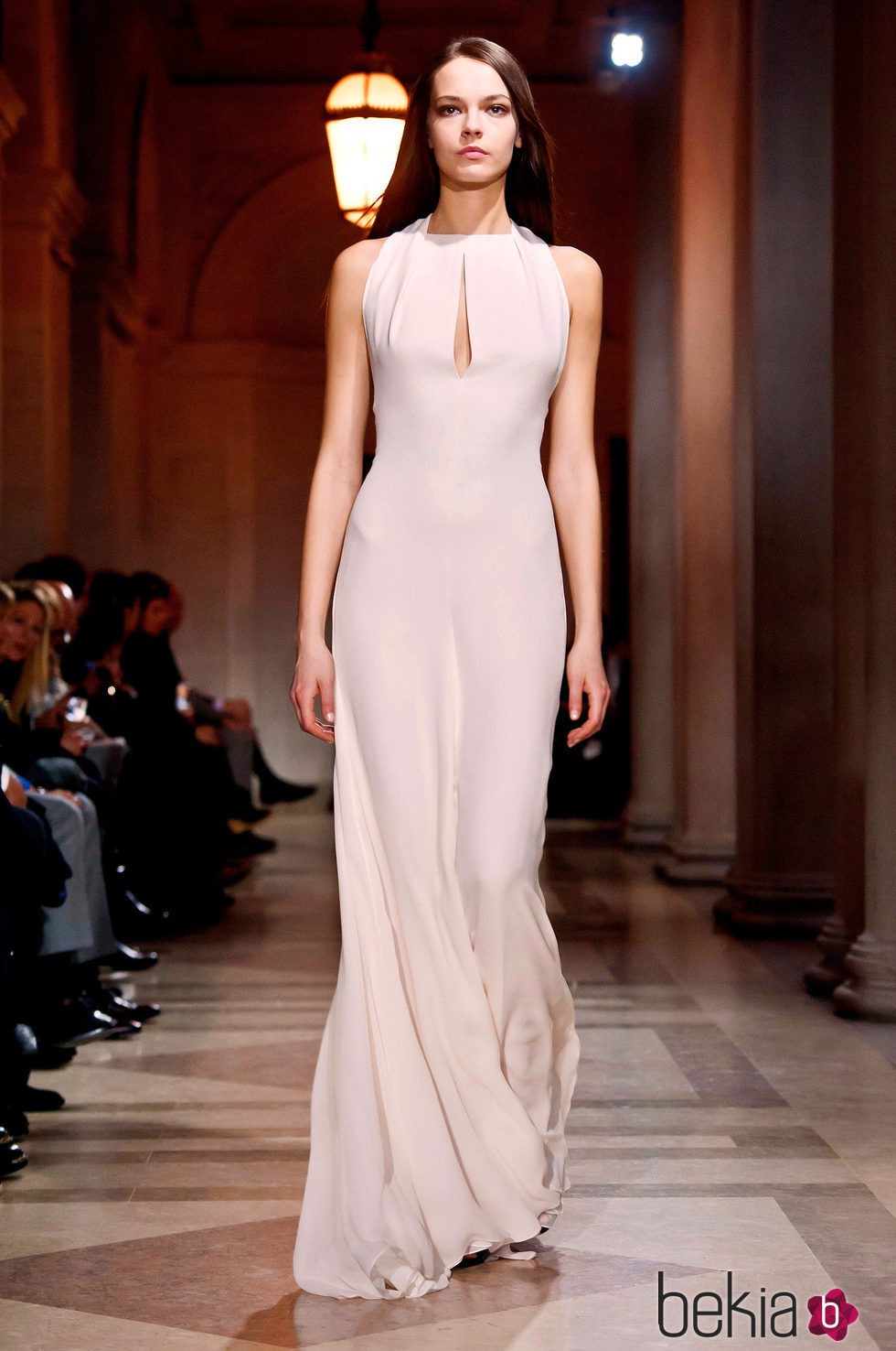 Vestido con abertura de Carolina Herrera en FW de Nueva York para otoño/invierno 2016/2017