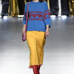 Conjunto amarillo y azul de Ágatha Ruiz de la Prada en la FW de Madrid para otoño/invierno 2016/2017