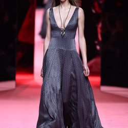 Vestido gasa gris de Juanjo Oliva en la FW de Madrid otoño/invierno 2016/2017