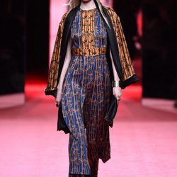 Vestido azul y naranja de Juanjo Oliva en la FW de Madrid otoño/invierno 2016/2017