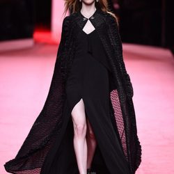 Vestido con capa de Juanjo Oliva en la FW de Madrid otoño/invierno 2016/2017