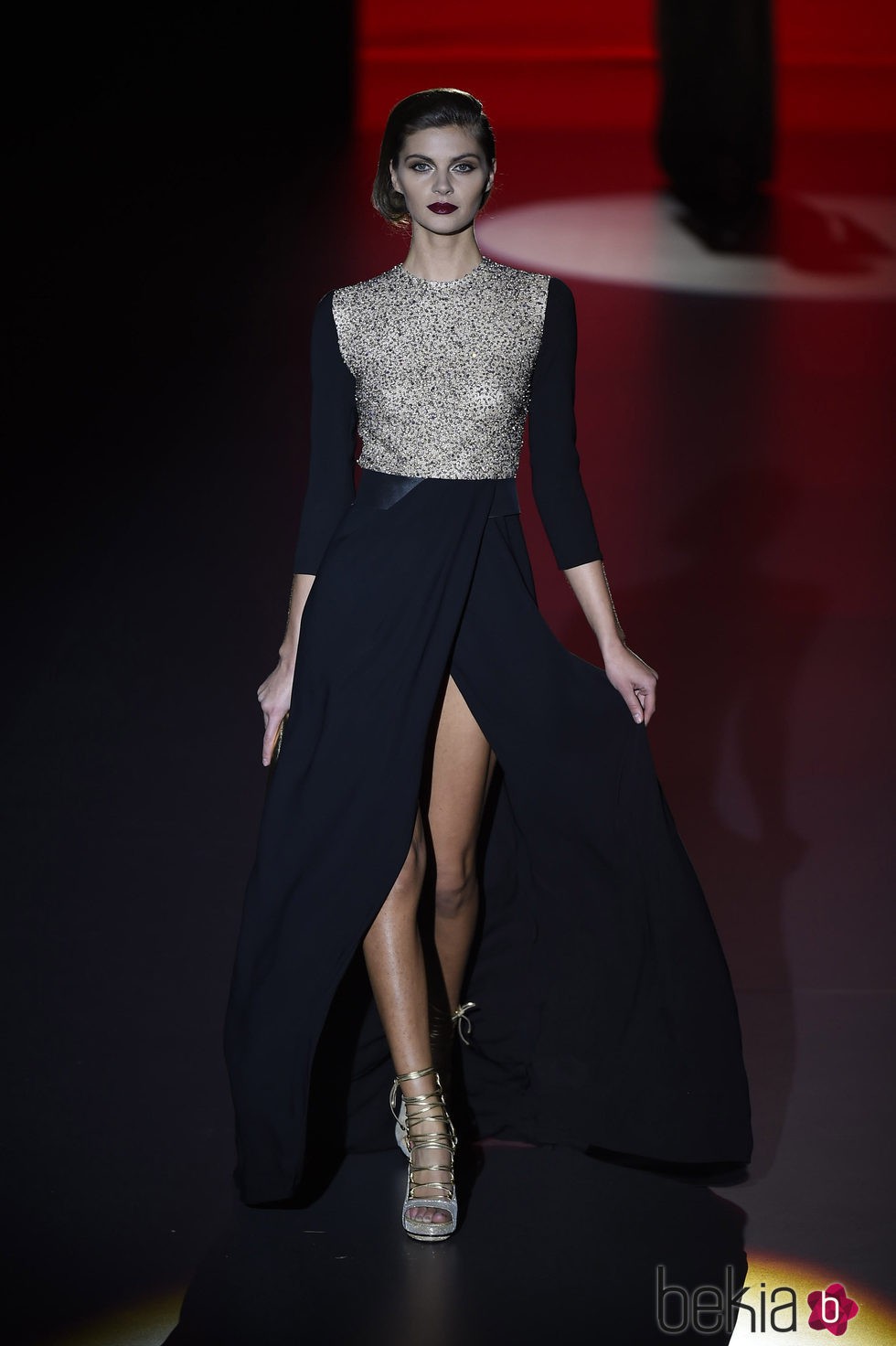 Vestido negro y cuerpo dorado de Hannibal Laguna con la FW de Madrid en otoño/invierno 2016/2017