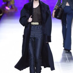 Maxi abrigo y pantalones de raya diplomática de Francis Montesinos en la FW de Madrid para otoño/invierno 2016/2017